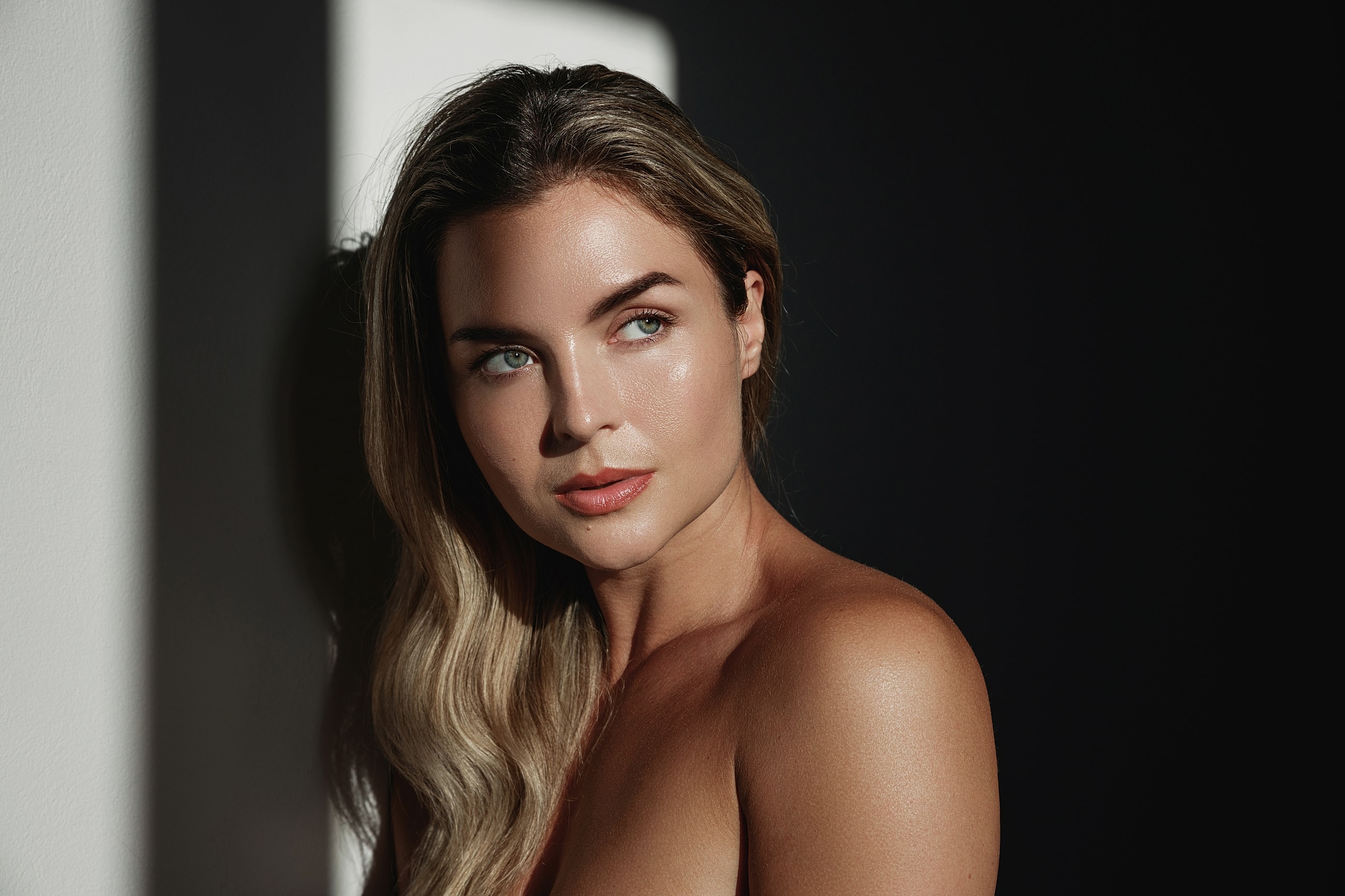 Orange County rhinoplasty model with blonde hair in cafe.